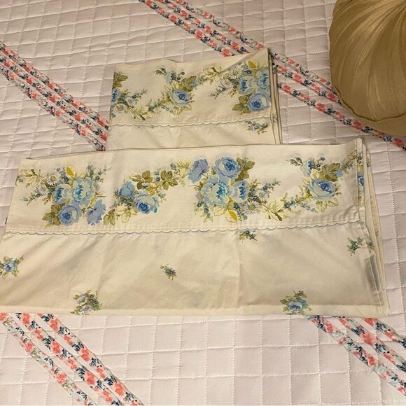 2x vintage king Floral Pillowcases with Blue Roses - Picture 1 of 2